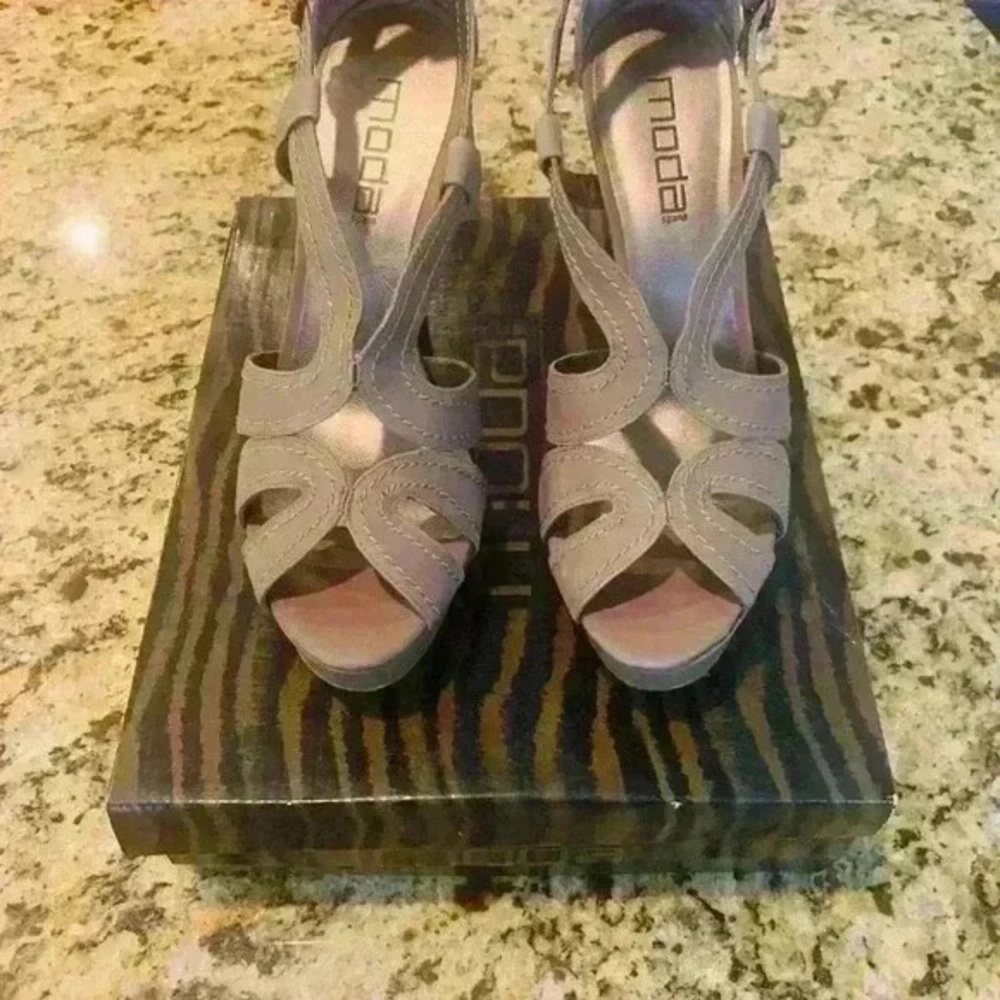 Moda Women's Gray Heeled Sandals